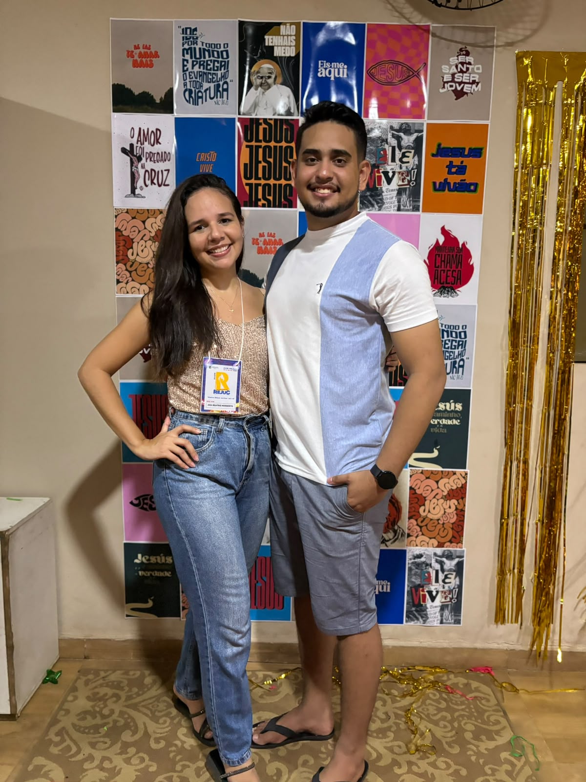 Casal em evento de juventude católica