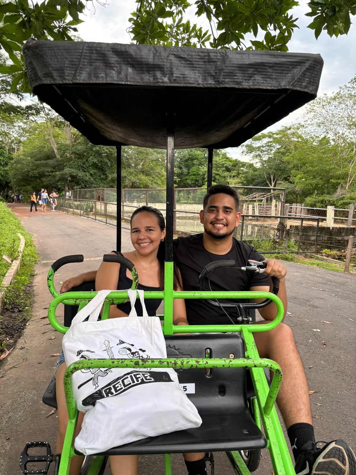 João e Ana de pedalinho em Recife