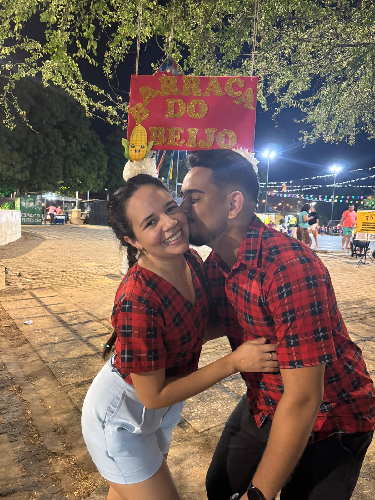João beija Ana na Barraca do Beijo